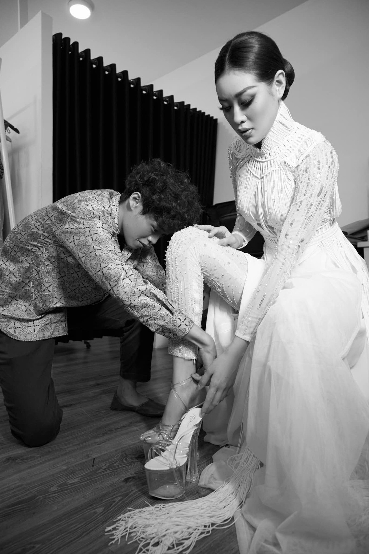 Stylist Trần Đạt và ê-kíp đã chuẩn bị hơn 100 bộ váy áo để Khánh Vân mang sang Mỹ.