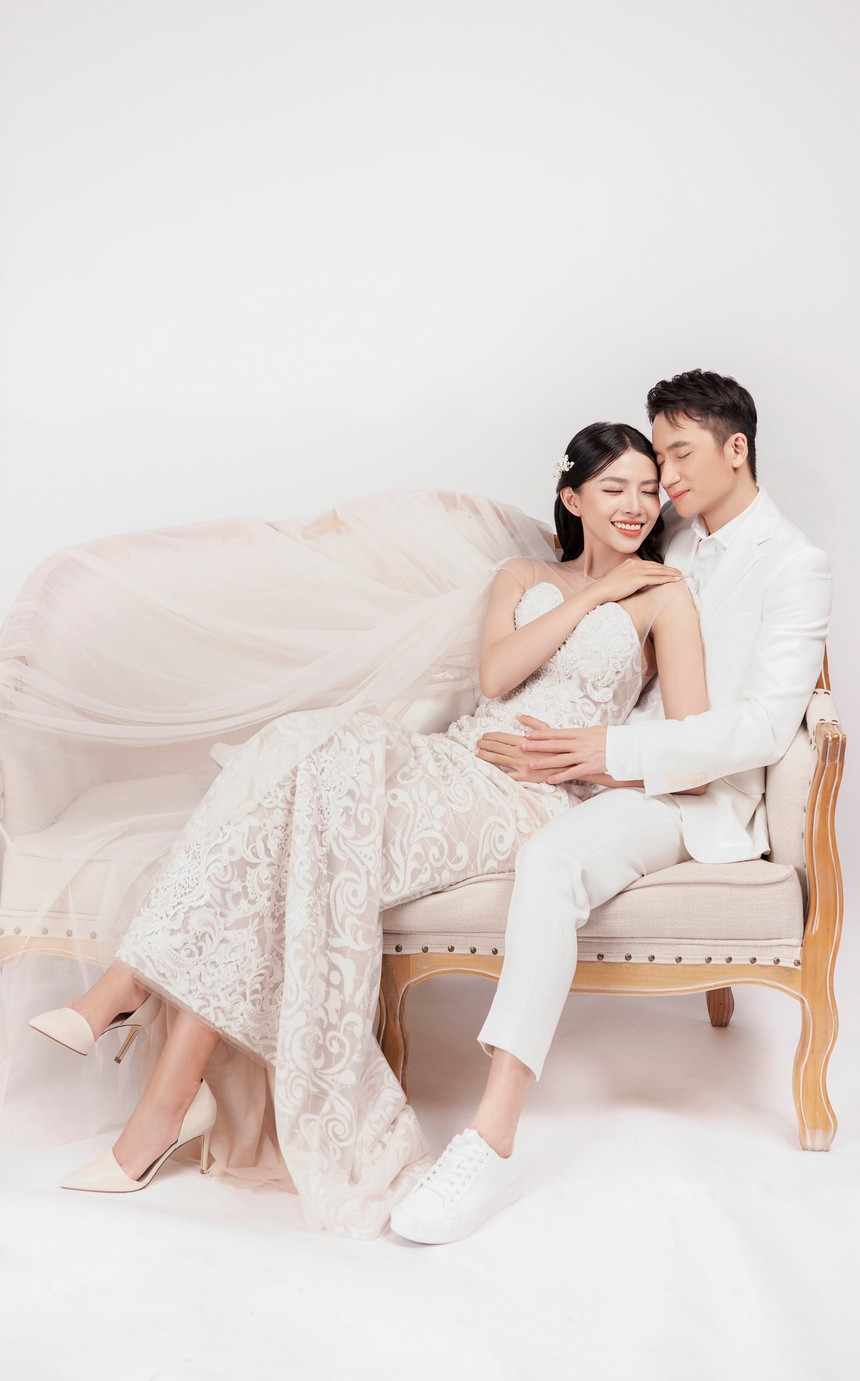 Họ tổ chức tiệc cưới với sự tham gia của 700 khách mời. Hai người tiến hành những thủ tục theo nghi thức lễ cưới truyền thống ở quê. Phan Mạnh Quỳnh quen Khánh Vy năm 2015 sau đó anh chủ động theo đuổi bạn gái.