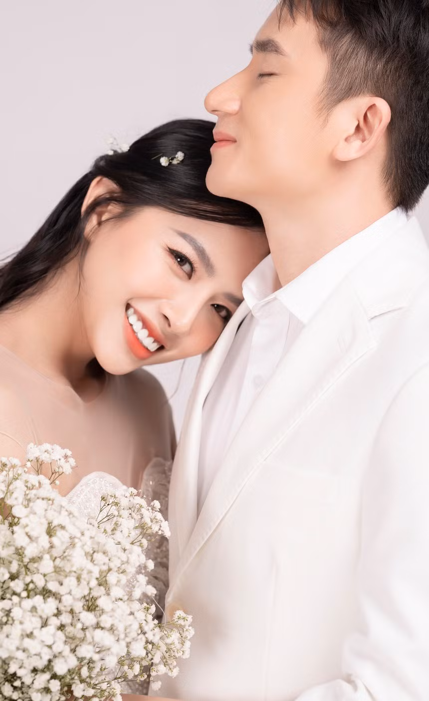 Ảnh cưới của Phan Mạnh Quỳnh được nhiếp ảnh gia Danh Nguyễn thực hiện. Váy của cô dâu Khánh Vy được chuẩn bị trong hai năm, gia công tại Pháp và do nhà thiết kế Thanh Trần thêm họa tiết.