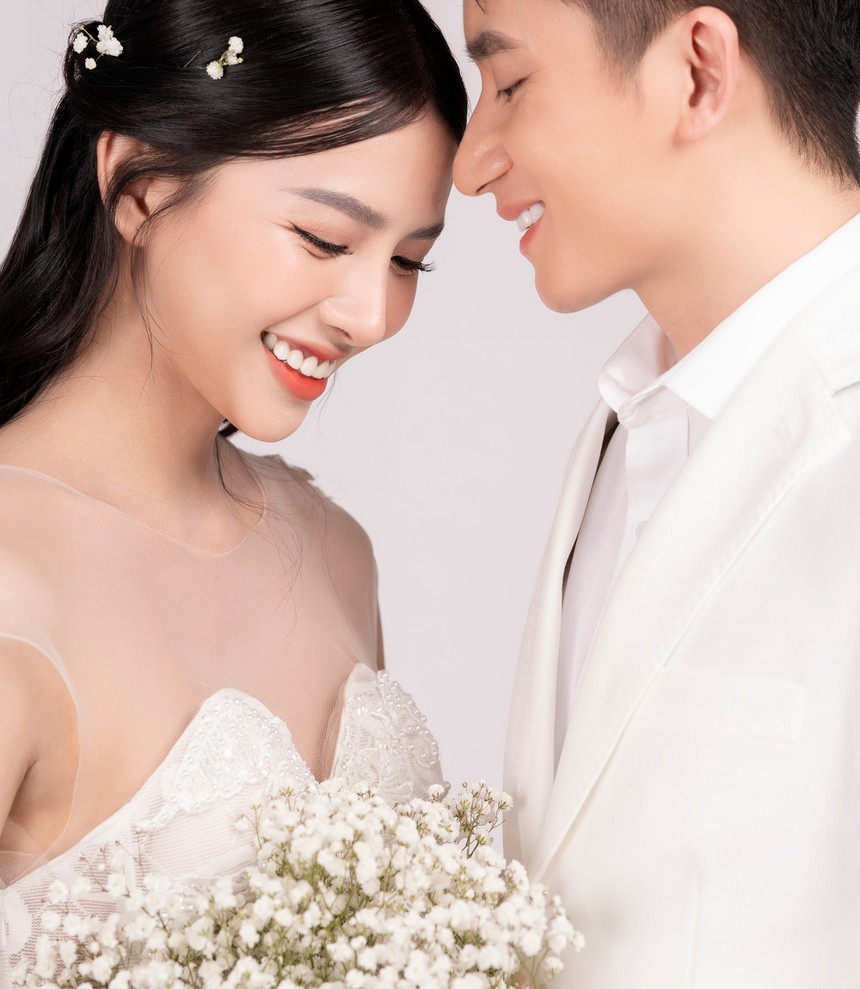 “Ở thành phố, chúng tôi chỉ làm tiệc báo hỷ, mời một số đồng nghiệp, bạn bè thân thiết mà không cần quá long trọng, cầu kỳ”, anh nói với Zing.