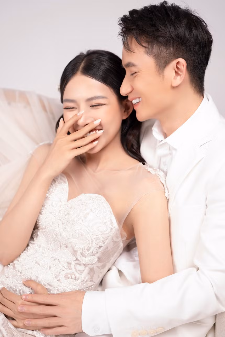 Tối 16/4, Phan Mạnh Quỳnh và Huỳnh Khánh Vy tổ chức thánh lễ theo nghi thức Công giáo tại nhà thờ xứ Vạn Phần (xã Diễn Vạn, huyện Diễn Châu, Nghệ An). Sáng hôm sau, cô dâu chú rể tổ chức lễ cưới.