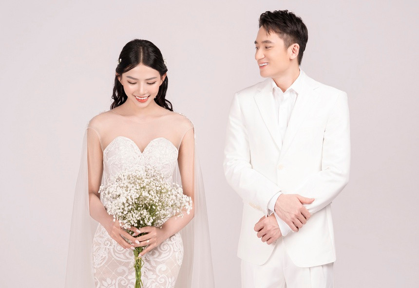 Ngày 19/4, Phan Mạnh Quỳnh chia sẻ loạt hình cưới. Nhạc sĩ kiêm ca sĩ cho Zing biết tiệc báo hỷ sẽ được anh tổ chức vào đầu tháng 5 tại TP.HCM. Phan Mạnh Quỳnh chưa quyết định thời gian cụ thể. Sau tiệc cưới, Phan Mạnh Quỳnh chia sẻ ca khúc mới do anh tự sáng tác dành tặng bà xã Khánh Vy.