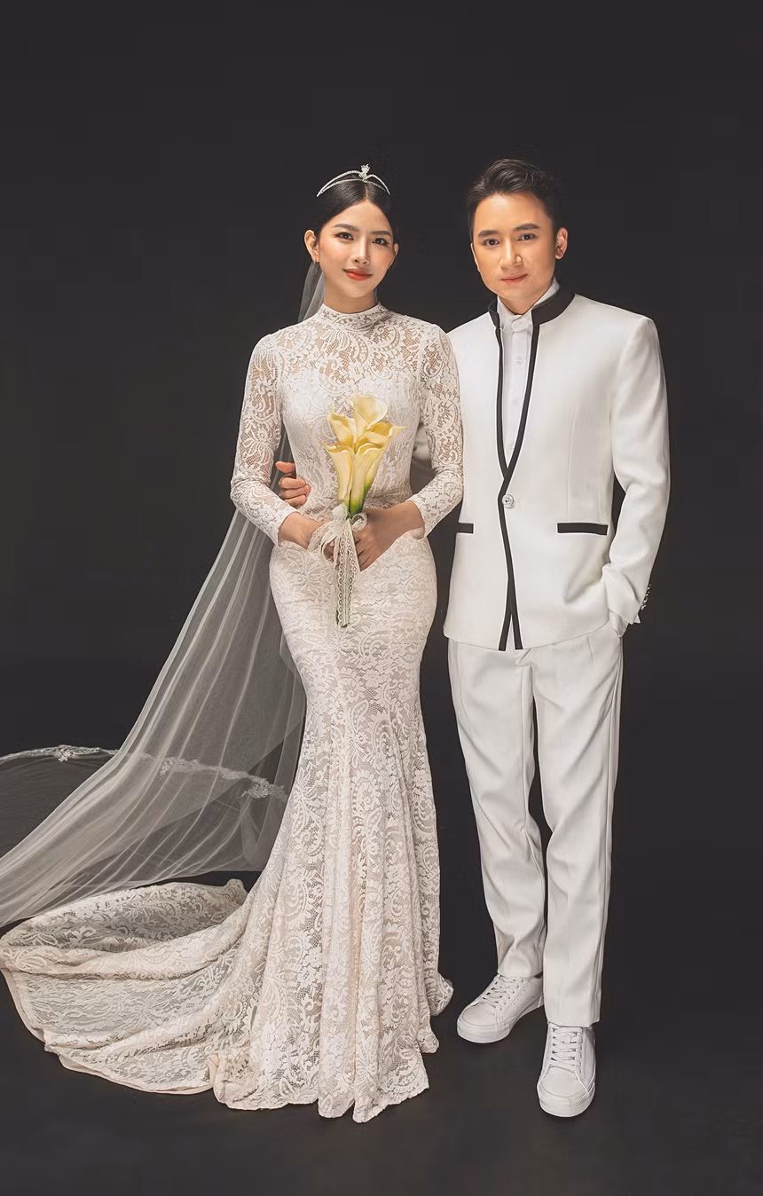 Với Khánh Vy, Phan Mạnh Quỳnh khi yêu nghiêm túc, chân thành nhưng cũng hay vui đùa, đôi lúc trẻ con, đáng yêu. "Anh ấy luôn là hậu phương để tôi không sợ điều gì mà tiến tới. Em cứ làm đi, đã có anh ở đây", Khánh Vy chia sẻ.