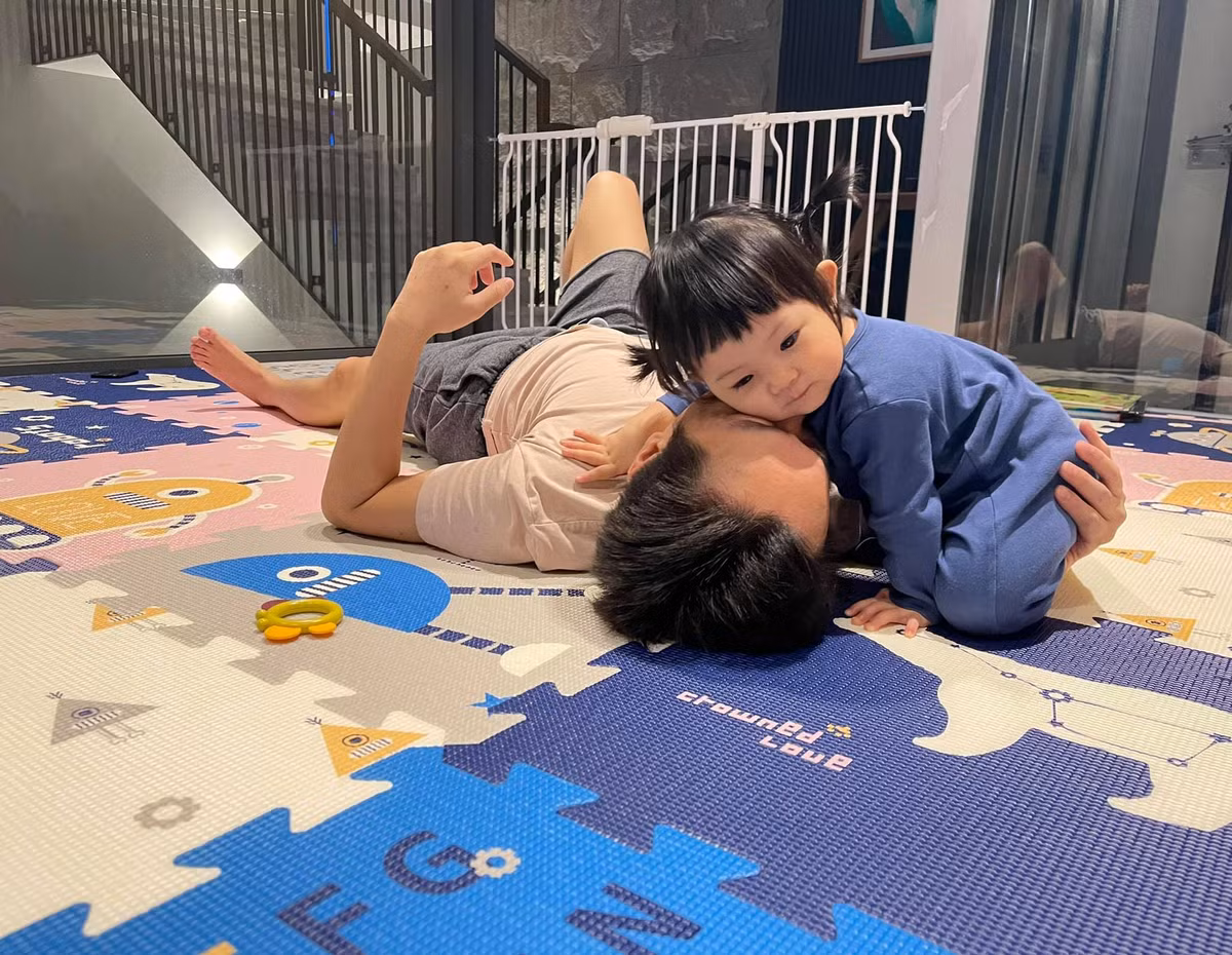 Cường Đô la quấn quýt bên con gái nhỏ.