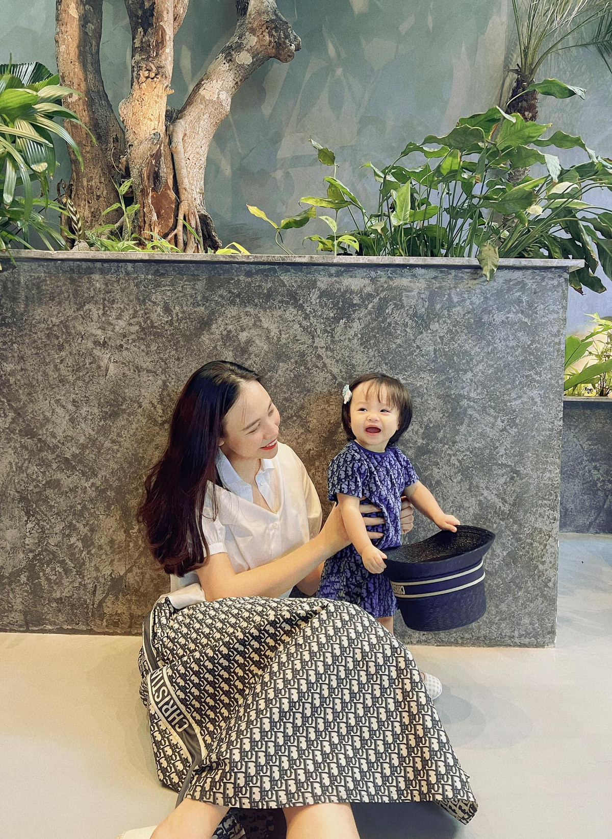 Suchin là một trong những nhóc tỳ "ngậm thìa vàng" của Vbiz. Ngay từ lúc mới sinh ra, con gái của Đàm Thu Trang đã được sống trong nhung lụa.