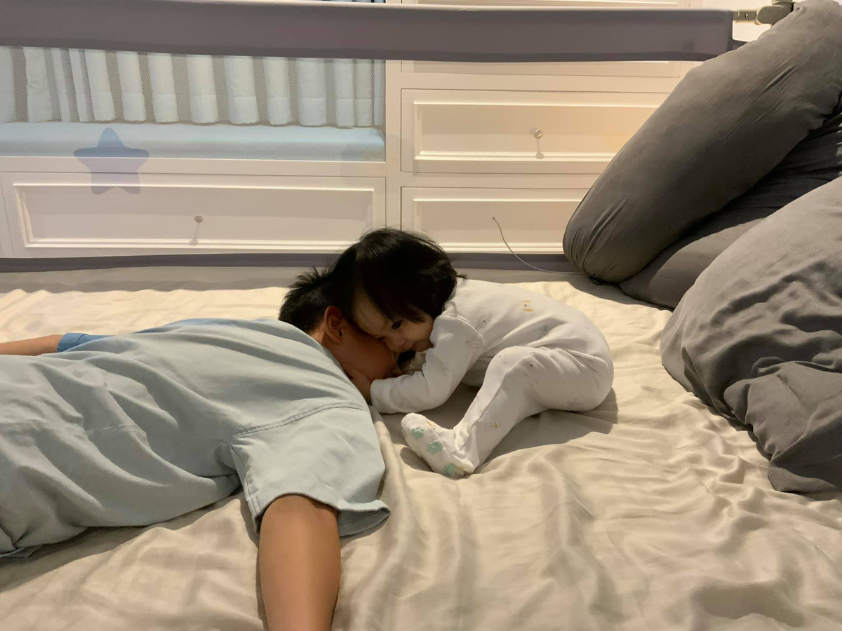 Không chỉ được bố mẹ yêu thương chiều chuộng, Suchin còn được cả anh trai Subeo hết mực cưng chiều. Nhóc tỳ cũng tỏ ra quý mến anh trai cùng cha khác mẹ.