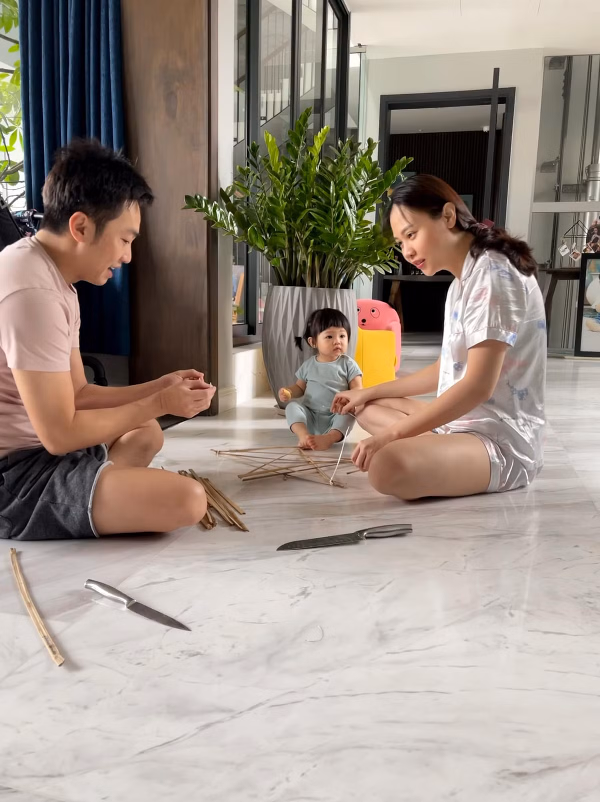 Từ khi có con, Cường Đô la hết lòng chiều chuộng ái nữ. Trong ảnh, nam doanh nhân cặm cụi làm đèn lồng cho con chơi Trung thu.