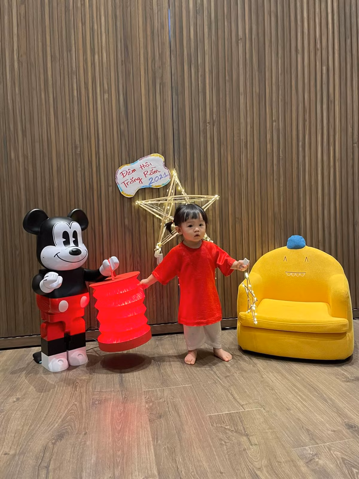 Hỉnh ảnh con gái Cường Đô la - Đàm Thu Trang đón Trung thu vừa qua.