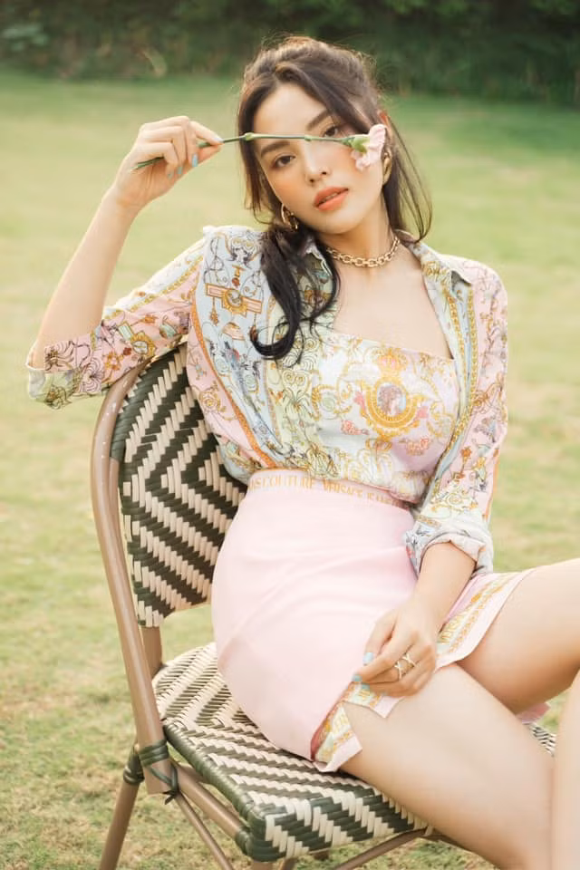 Không chỉ hoàn thiện bản thân, tránh xa scandal, Kỳ Duyên còn ngày càng xinh đẹp, gợi cảm.