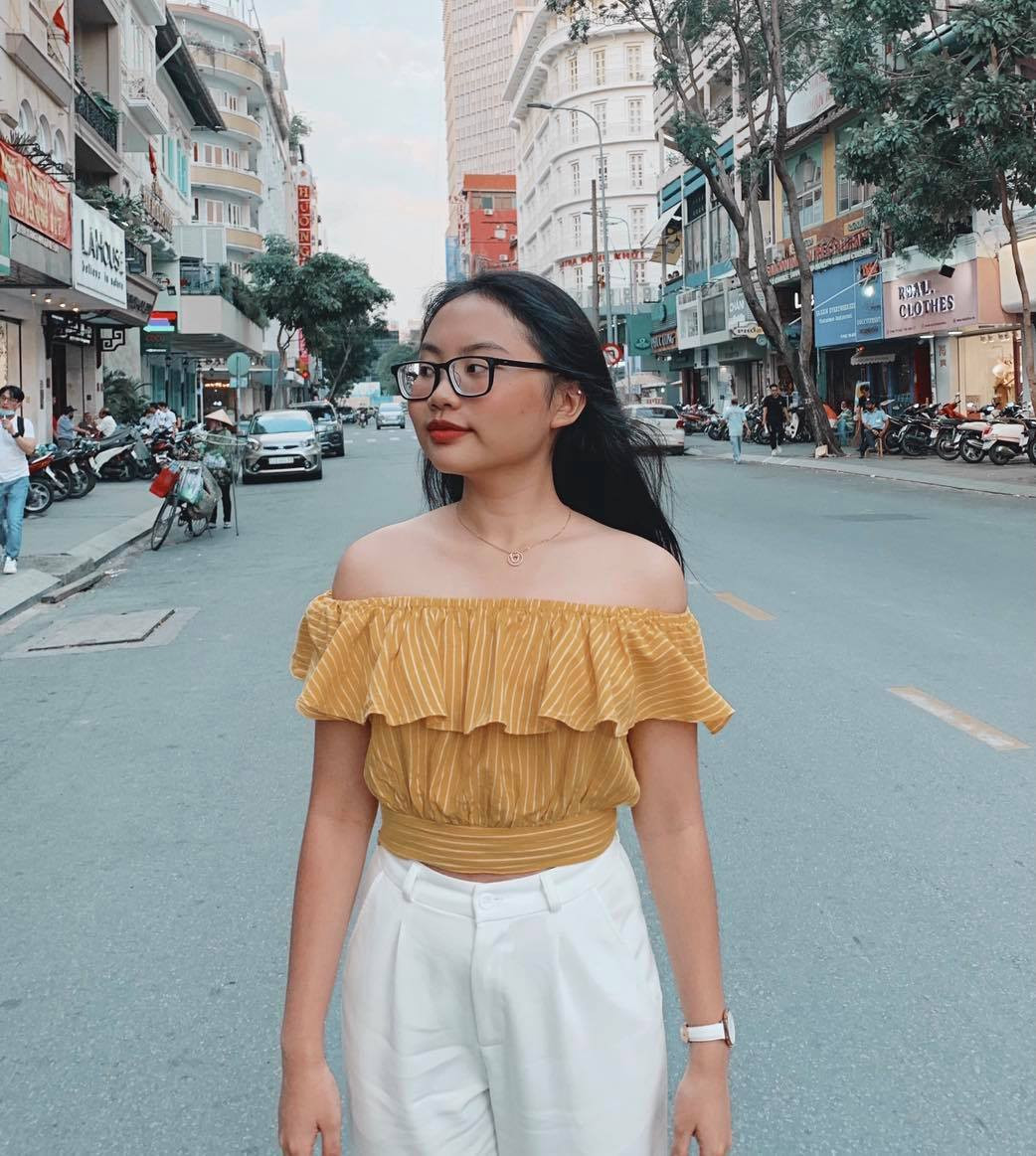 Bản thân giọng ca "Quê em mùa nước lũ" cũng thay đổi bất ngờ ngày càng sành điệu, ăn vận hợp mốt.