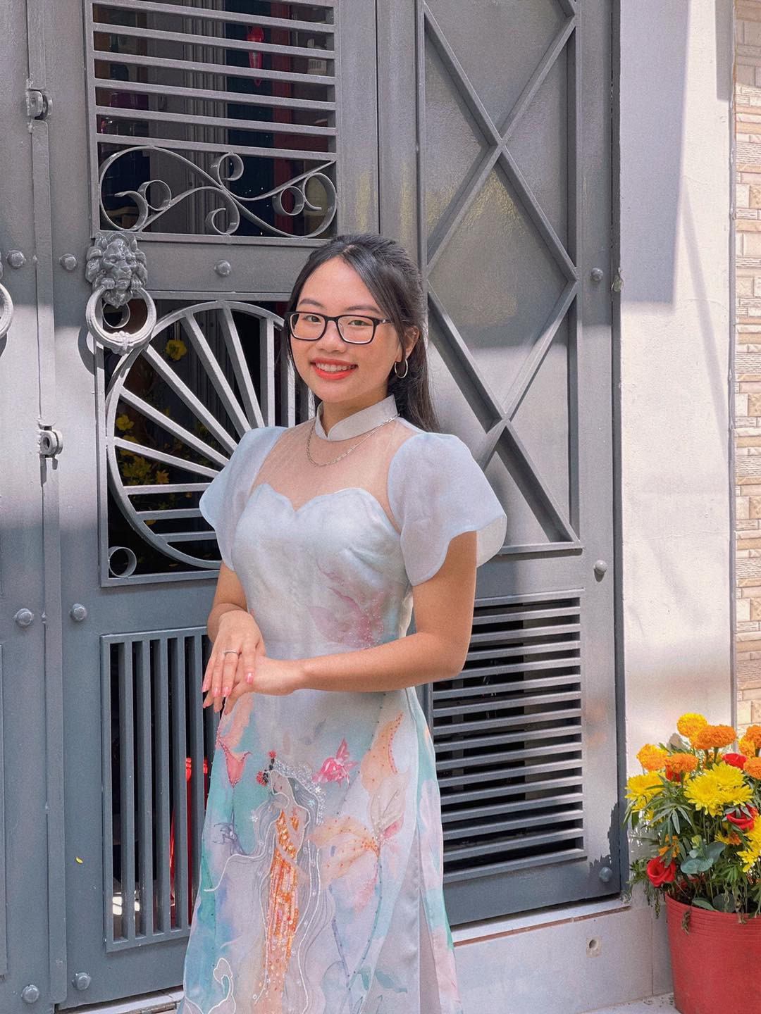 Ở tuổi 18, Phương Mỹ Chi được khen ngày càng xinh đẹp, đằm thắm.