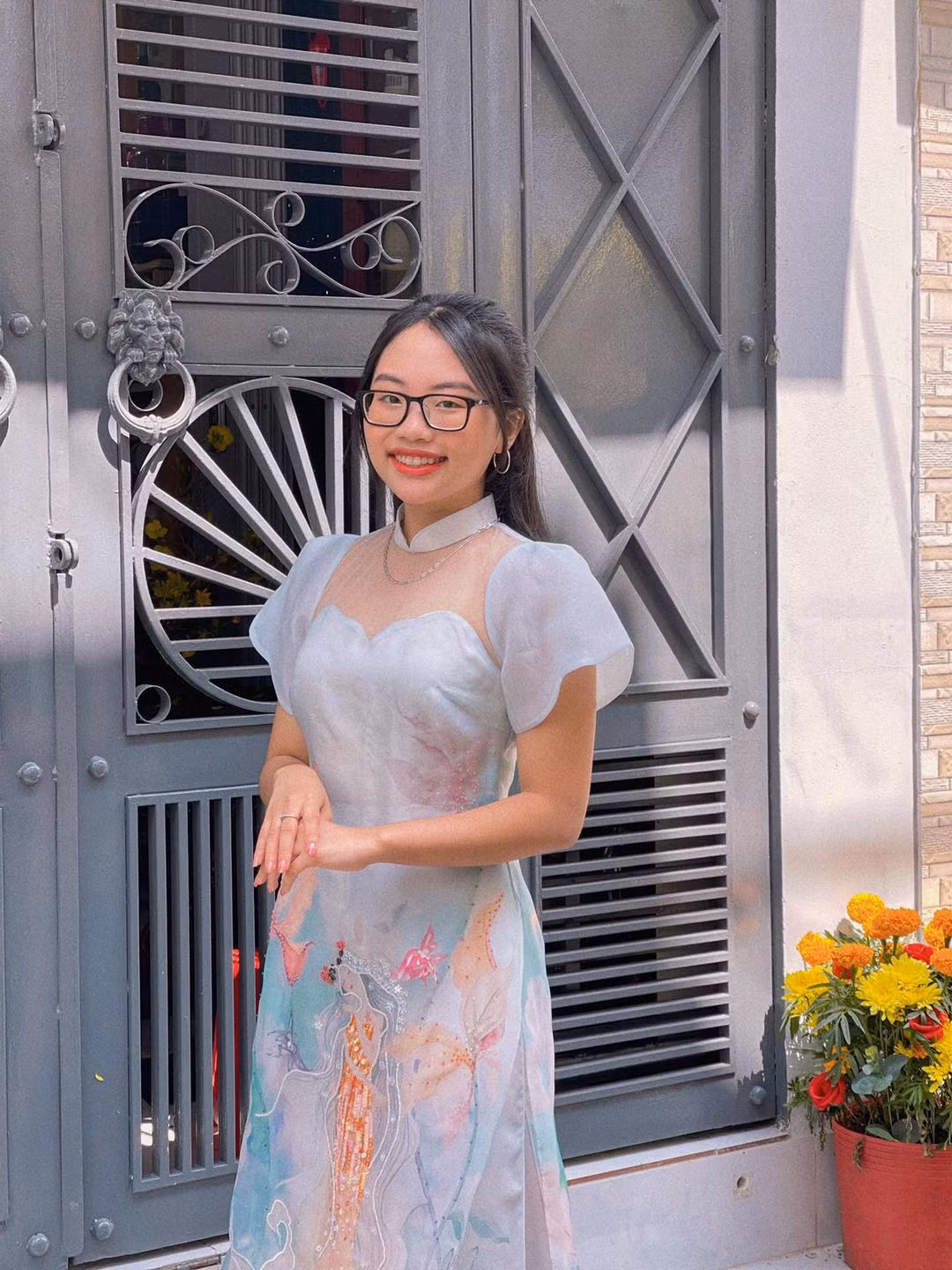 Ở tuổi 18, Phương Mỹ Chi được khen ngày càng xinh đẹp, đằm thắm.