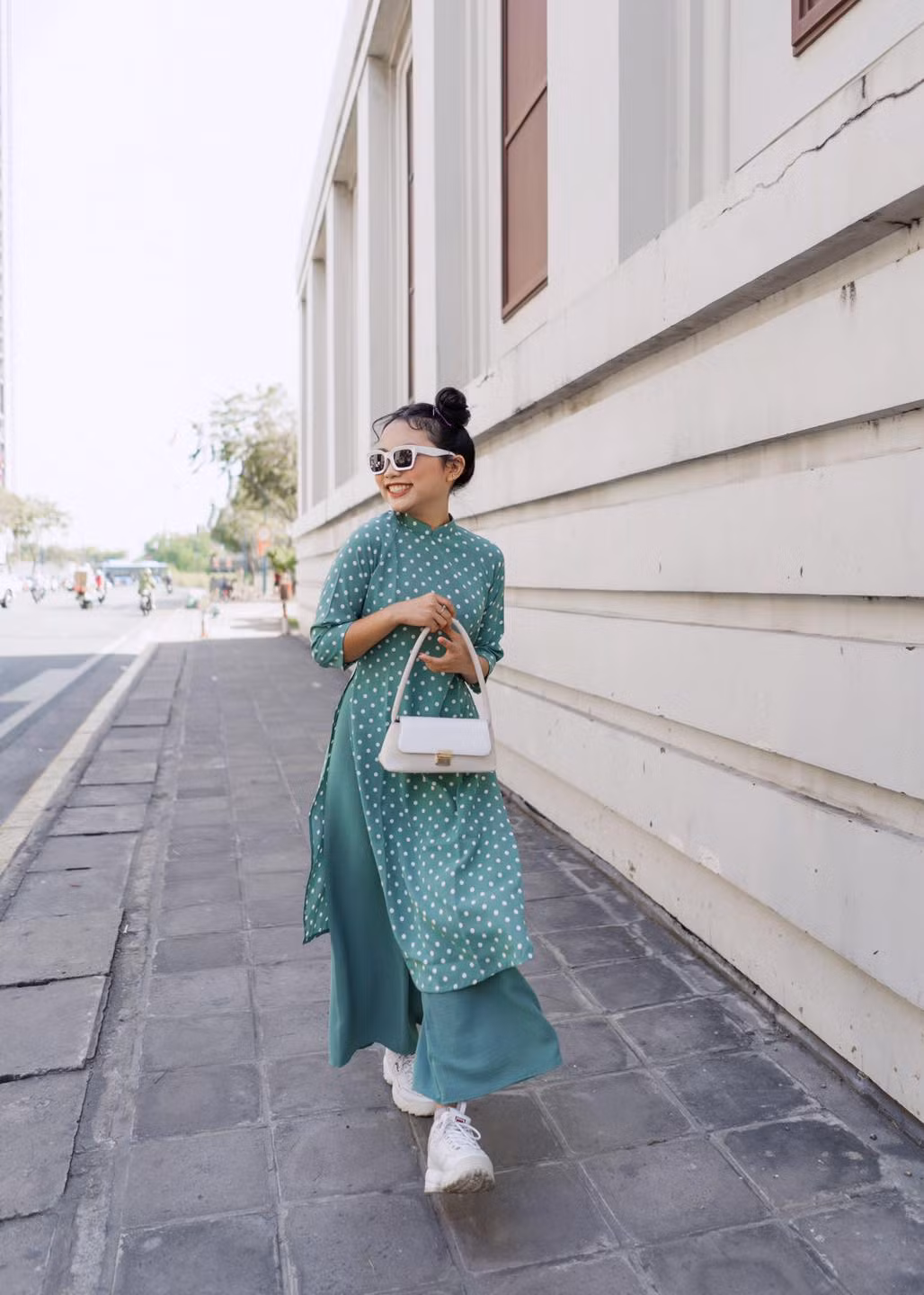 Tuy vậy, hình ảnh đáng yêu nhất của Phương Mỹ Chi vẫn là diện áo dài nền nã.