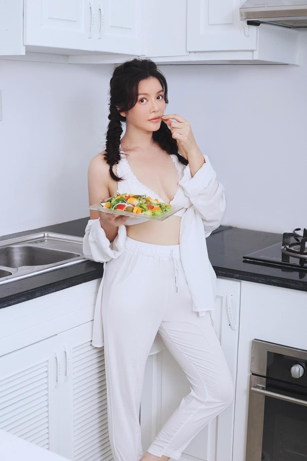 Thấy vậy, Lý Nhã Kỳ mỉa mai ngược: "Cái bạn đặt tên 'Cuộc Đời' là thể hiện bạn đang không có cuộc đời cho chính mình, nên đi comment hèn hạ để mong cuộc đời người khác phải cởi giống bạn à? Thôi, cuộc đời ai người đó cởi nha, đừng lên tiếng, hèn hạ quá". 