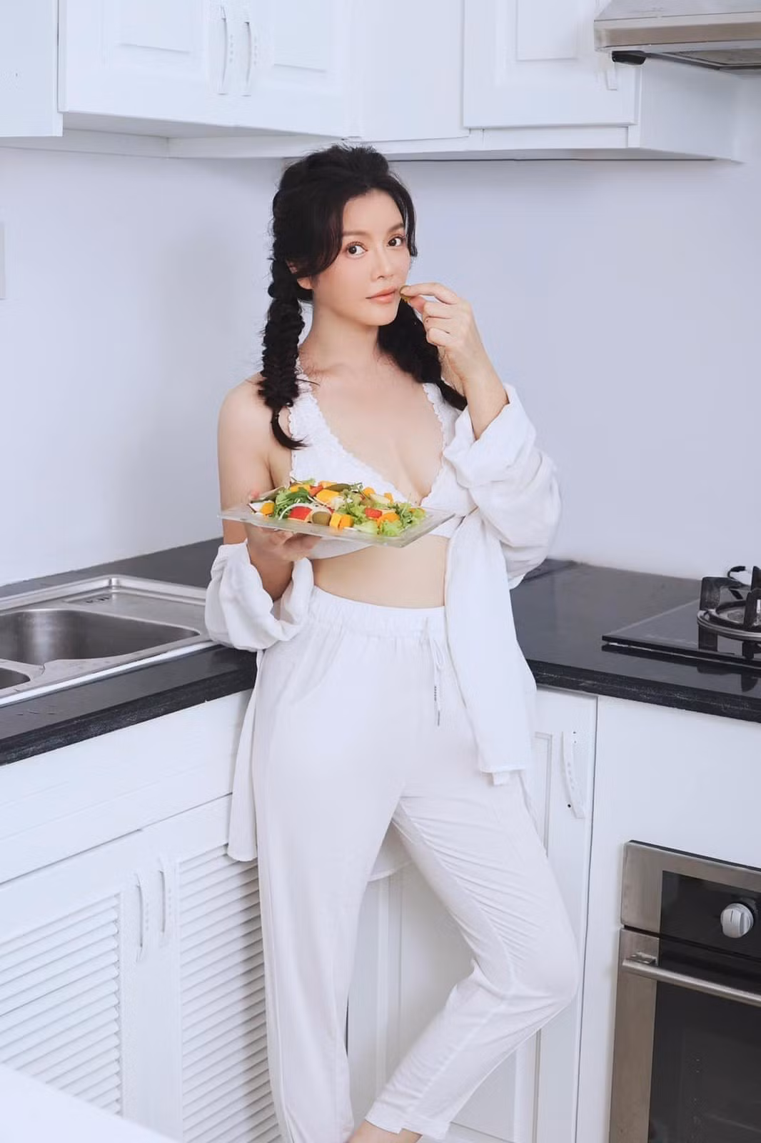 Thấy vậy, Lý Nhã Kỳ mỉa mai ngược: "Cái bạn đặt tên 'Cuộc Đời' là thể hiện bạn đang không có cuộc đời cho chính mình, nên đi comment hèn hạ để mong cuộc đời người khác phải cởi giống bạn à? Thôi, cuộc đời ai người đó cởi nha, đừng lên tiếng, hèn hạ quá". 