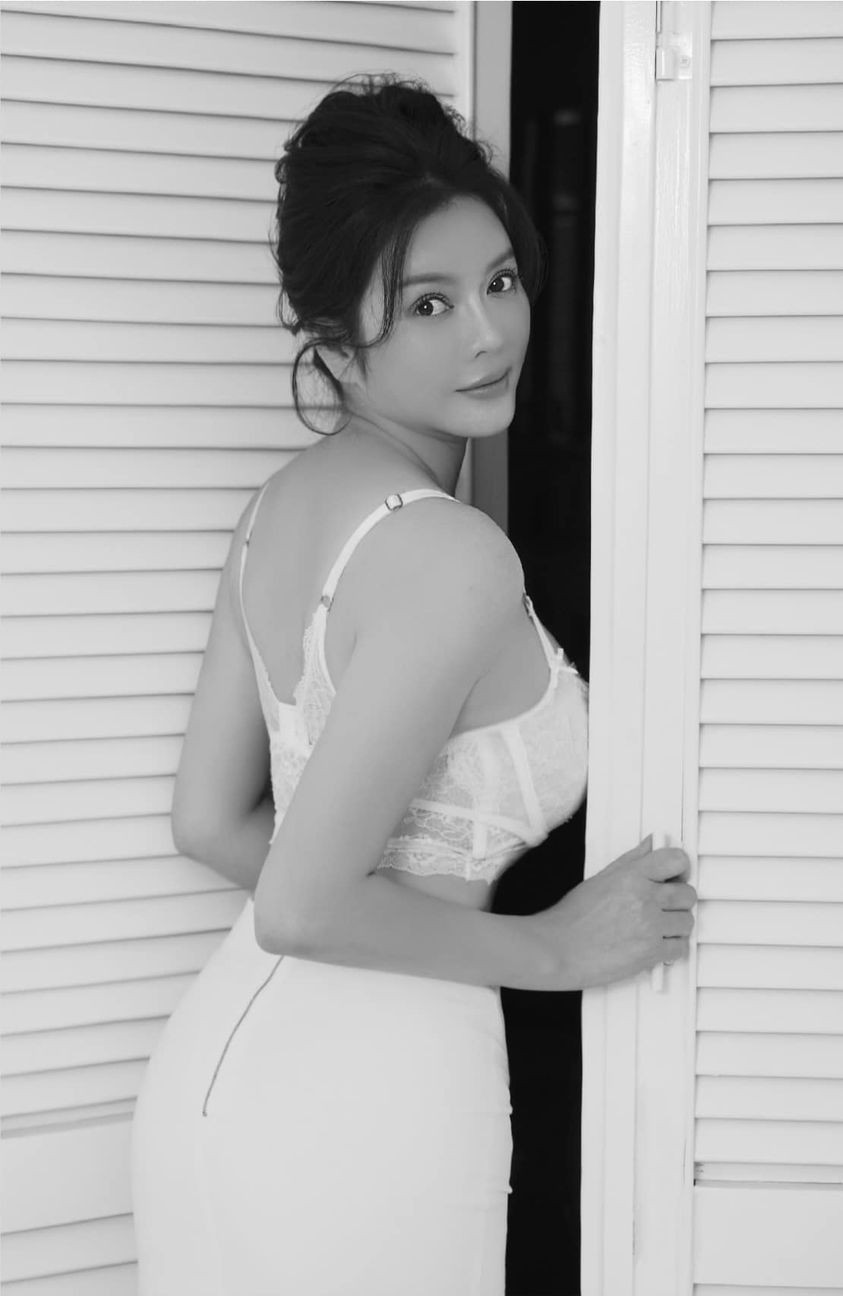 Đây không phải là lần đầu tiên Lý Nhã Kỳ bị anti-fans nói lời khiếm nhã. Trước đó, người đẹp 39 tuổi nhiều lần bị soi mói nhan sắc, công kích khoe tài sản mùa dịch, hay bị trù ẻo không sinh được con...