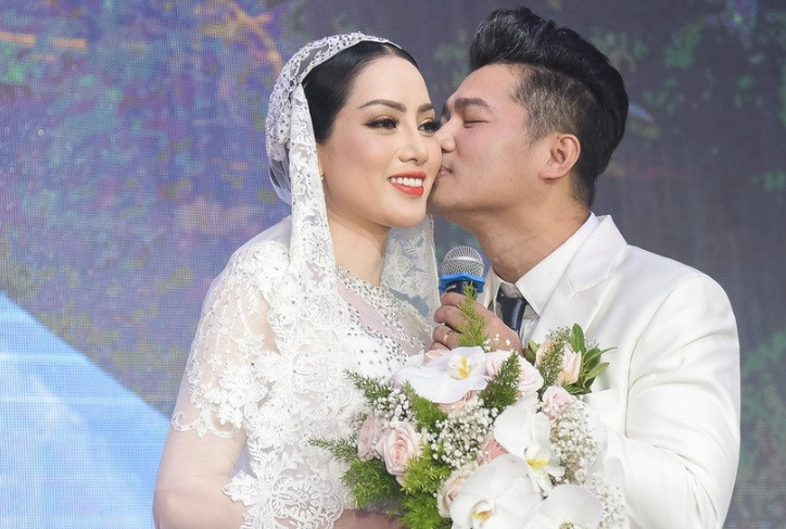 Ca si Lam Vu ly hon voi vo hoa hau