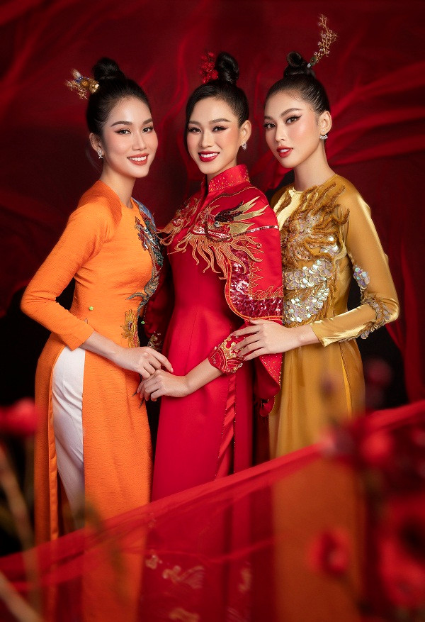 Trong những ngày cận kề Tết Nguyên Đán, Hoa hậu Đỗ Thị Hà cùng hai á hậu Phương Anh, Ngọc Thảo tung bộ ảnh tuyệt đẹp làm quà tặng cho khán giả.