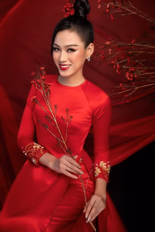 Bên cạnh đó người đẹp còn tỏa sáng trên các sàn diễn thời trang hàng đầu với vị trí first face.