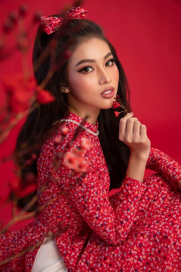 Nếu Top 3 Hoa hậu Việt Nam đầy kiêu sa trong trang phục của NTK Thủy Nguyễn, thì cả 3 lại hóa thân thành giai nhân xưa trong tà áo dài của NTK Phạm Sĩ Toàn - Huỳnh Bảo Toàn.