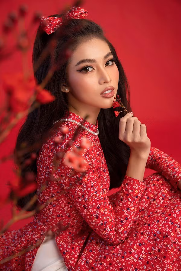 Nếu Top 3 Hoa hậu Việt Nam đầy kiêu sa trong trang phục của NTK Thủy Nguyễn, thì cả 3 lại hóa thân thành giai nhân xưa trong tà áo dài của NTK Phạm Sĩ Toàn - Huỳnh Bảo Toàn.