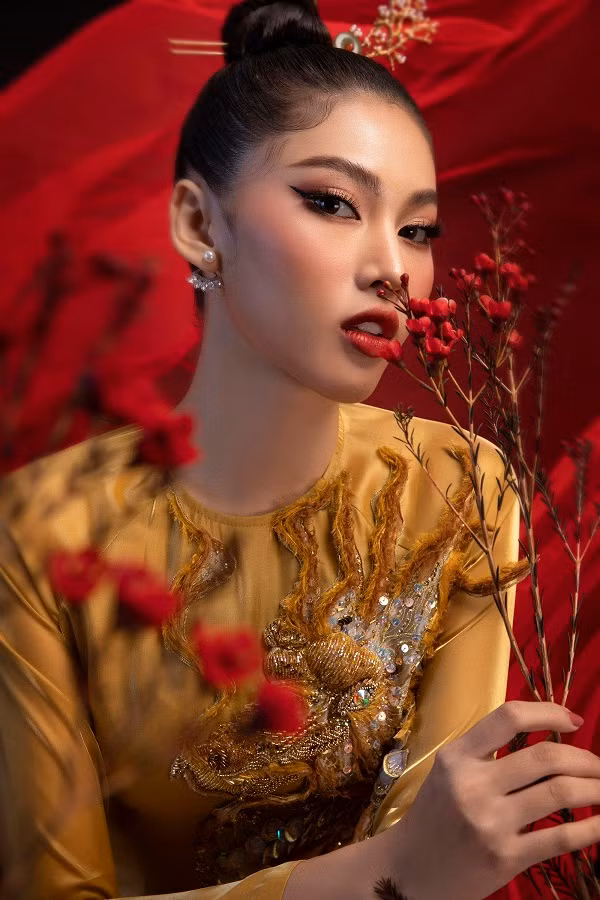 Sở hữu thần thái đầy sắc lạnh, Á hậu Ngọc Thảo thể hiện tốt kỹ năng catwalk mỗi khi sải bước trên sàn diễn.