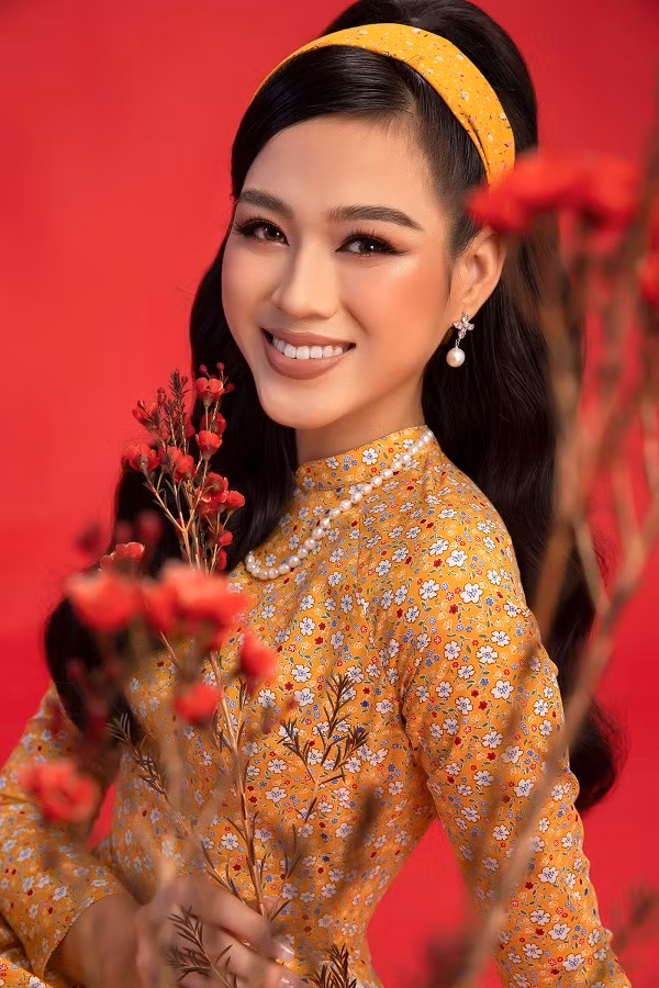 “Bộ ảnh lần này được thực hiện không chỉ để hưởng ứng không khí Tết cận kề mà đó còn là món quà tinh thần mà Top 3 dành tặng cho khán giả - những người luôn theo dõi và ủng hộ chúng mình trong quãng thời gian qua", Đỗ Thị Hà chia sẻ.