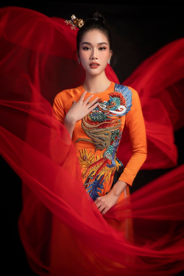 Á hậu Phương Anh cũng gây được ấn tượng với khán giả. Với phong thái đầy thanh lịch cùng khả năng ứng xử khéo léo cô nàng ghi điểm mỗi khi xuất hiện.