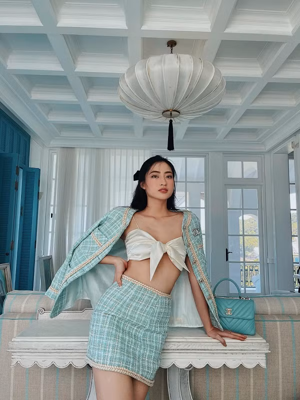 Trong loạt ảnh mới, Hoa hậu Thế giới Việt Nam 2019 gây ấn tượng với gu thời trang tinh tế, gợi cảm.