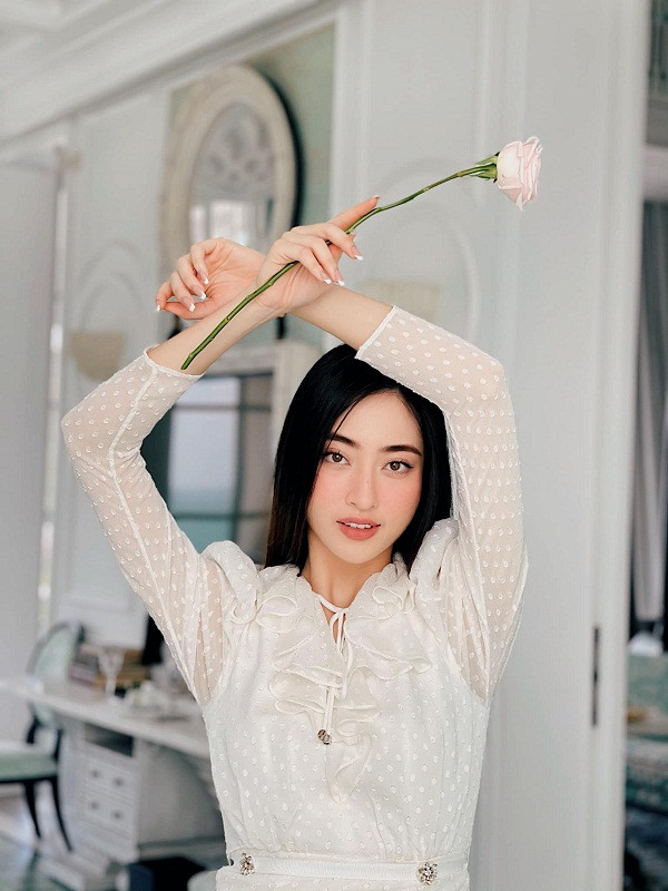 Theo đuổi phong cách thời trang tối giản, dễ dàng nhận thấy những thiết kế được Lương Thùy Linh ưa chuộng không có nhiều họa tiết mà hướng đến sự thanh lịch, sang trọng thông qua kiểu dáng và chất liệu.