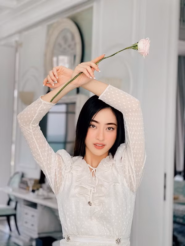 Theo đuổi phong cách thời trang tối giản, dễ dàng nhận thấy những thiết kế được Lương Thùy Linh ưa chuộng không có nhiều họa tiết mà hướng đến sự thanh lịch, sang trọng thông qua kiểu dáng và chất liệu.