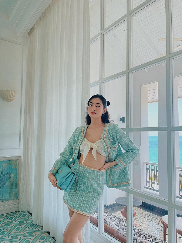 Chỉ với mái tóc cài nơ đơn giản, với điểm nhấn là đôi môi và một chút má hồng xinh xắn, cô nàng đã ghi điểm với sự ngọt ngào này của mình.