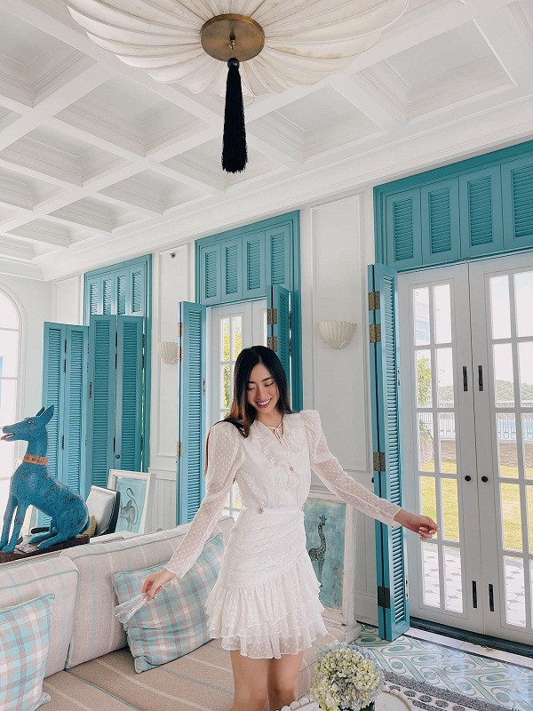 Trong một item khác, chiếc váy trắng chít eo đem đến cho Lương Thùy Linh vẻ ngoài thật nữ tính, xinh đẹp.