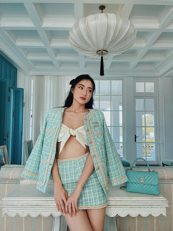 Mỹ nhân quê Cao Bằng biến hóa thành quý cô hiện đại với set đồ sang chảnh kết hợp chiếc túi cùng tông màu.