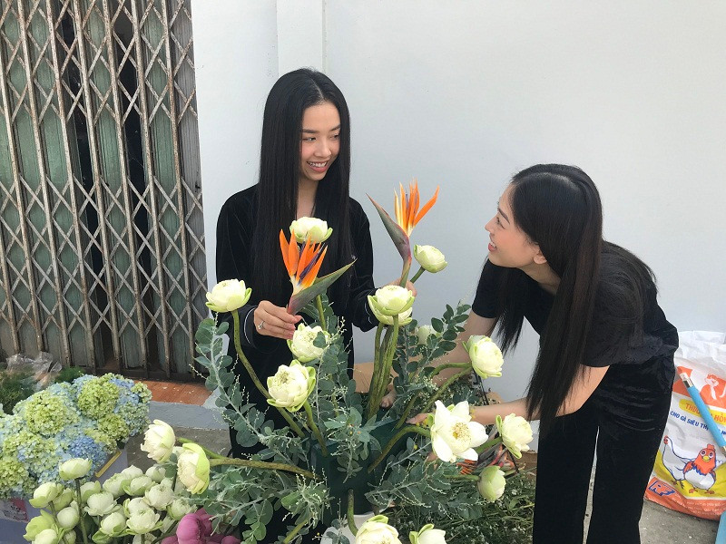 "Vui mừng vì tình yêu 3 năm của mình đã kết trái ngọt bằng một đám cưới theo mong muốn của mình. Tuy nhiên, An vẫn lo lắng vì đó cũng là sự kiện quan trọng trong đời nên mình phải chăm chút tỉ mỉ để không xảy ra sơ sót nào”, Thúy An chia sẻ.