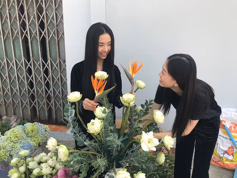 "Vui mừng vì tình yêu 3 năm của mình đã kết trái ngọt bằng một đám cưới theo mong muốn của mình. Tuy nhiên, An vẫn lo lắng vì đó cũng là sự kiện quan trọng trong đời nên mình phải chăm chút tỉ mỉ để không xảy ra sơ sót nào”, Thúy An chia sẻ.