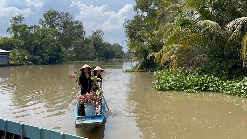 Đặc biệt, Á hậu Bùi Phương Nga cũng xuất hiện tại nhà Thuý An từ sớm để phụ giúp đàn chị. Nàng hậu không ngần ngại chèo xuồng đưa Thuý An đi chợ sắm sửa.