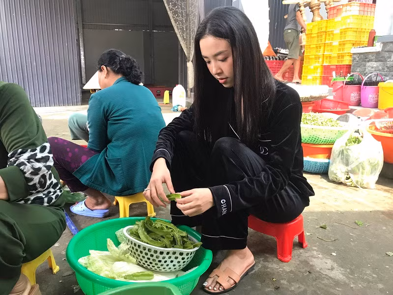 Trong suốt 2 năm nhiệm kỳ, người đẹp sinh năm 1997 liên tục làm mới hình ảnh của mình và hướng đến vẻ đẹp mặn mà, trưởng thành ở thời điểm hiện tại.