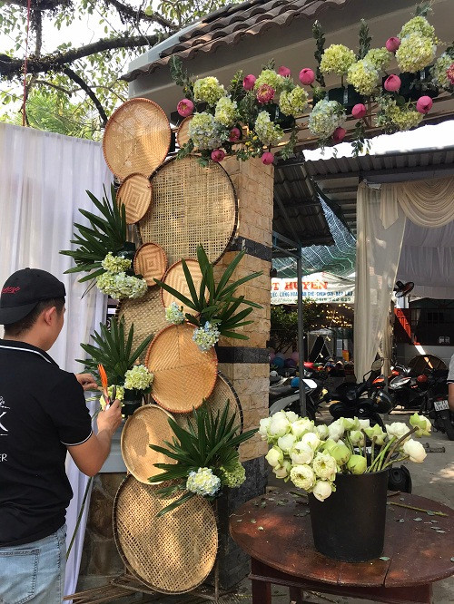 Đặc biệt là cổng hoa được dựng lên từ nia tre và rất nhiều loài hoa quen thuộc như hoa sen, hoa thiên điểu, hoa cẩm tú cầu, hoa hồng,...