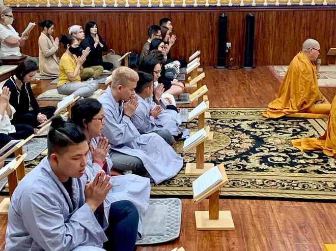 Con gai va nghe si lam le tuong nho Phi Nhung o My