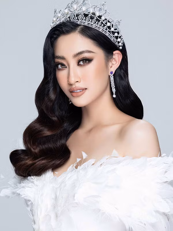 Cô nàng còn được ưu ái với danh xưng “Hoa hậu tri thức” khi để lại dấu ấn tại một số chương trình như: Ai là triệu phú, Ielts Face Off, TEDx Talks...