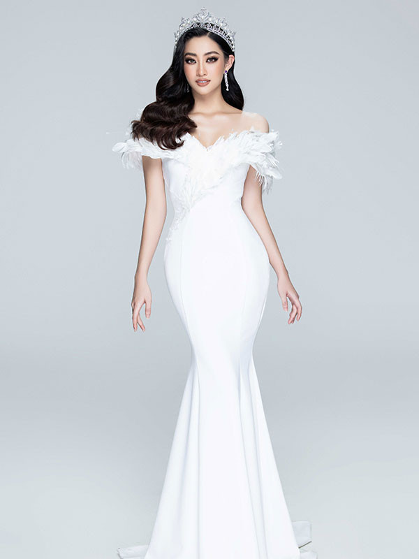 Đăng quang ngôi vị hoa hậu, Lương Thuỳ Linh gây chú ý bởi chiều cao khủng 1m78 và bảng thành tích học tập đáng ngưỡng mộ. Sở hữu nhiều điểm sáng về ngoại hình đã giúp nàng hậu gốc Cao Bằng “thống trị” nhiều sàn diễn thời trang lớn nhỏ với vị trí first face, vedette.