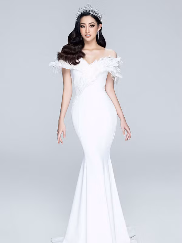 Đăng quang ngôi vị hoa hậu, Lương Thuỳ Linh gây chú ý bởi chiều cao khủng 1m78 và bảng thành tích học tập đáng ngưỡng mộ. Sở hữu nhiều điểm sáng về ngoại hình đã giúp nàng hậu gốc Cao Bằng “thống trị” nhiều sàn diễn thời trang lớn nhỏ với vị trí first face, vedette.