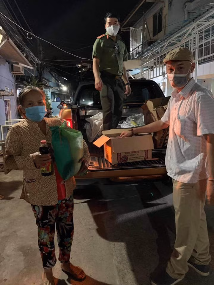 Thuy Tien lam dieu y nghia giua on ao “khac ten len mai rua“-Hinh-2