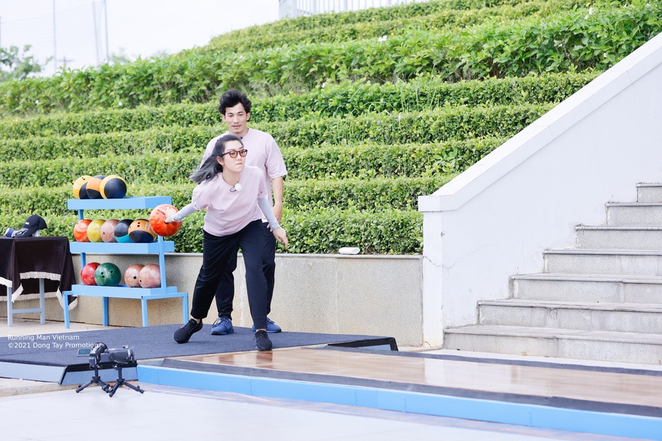 Thúy Ngân được đánh giá là luồng gió mới mẻ của Running Man. Nữ diễn viên có thể lực tốt, nhanh chóng hòa nhập được với cách chơi của dàn cast cũ. Trong teaser tập mới, Thúy Ngân tiếp tục cho thấy tinh thần lăn xả hết mình trong các trò chơi, từ bowling đến bóng đá.