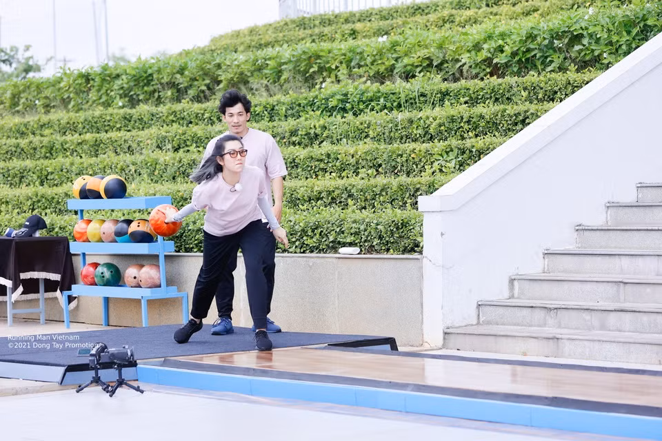 Thúy Ngân được đánh giá là luồng gió mới mẻ của Running Man. Nữ diễn viên có thể lực tốt, nhanh chóng hòa nhập được với cách chơi của dàn cast cũ. Trong teaser tập mới, Thúy Ngân tiếp tục cho thấy tinh thần lăn xả hết mình trong các trò chơi, từ bowling đến bóng đá.