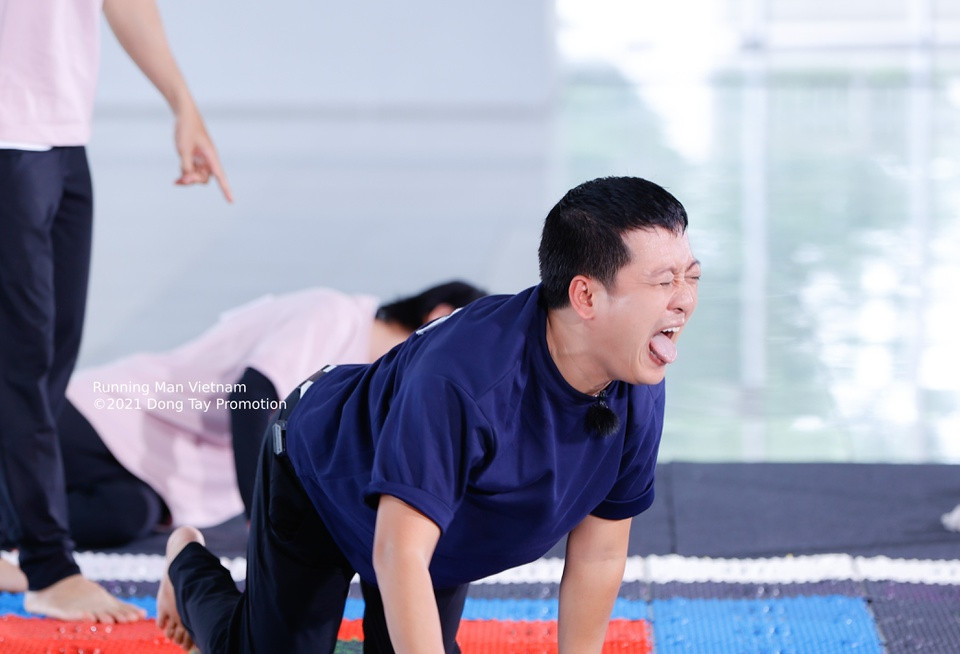 Trò chơi thảm mát-xa gây đau đớn đã trở lại với Running Man mùa 2. Đây được xem là trò chơi huyền thoại, cũng như gây ám ảnh cho dàn cast các phiên bản Hàn, Trung, cũng như Việt. Năm thành viên thuộc dàn cast cũ đã trải nghiệm trò chơi thảm mát-xa ở mùa 1, trong khi Trường Giang lộ vẻ mặt đau đớn vì lần đầu giẫm lên gai nhọn của thảm mát-xa.