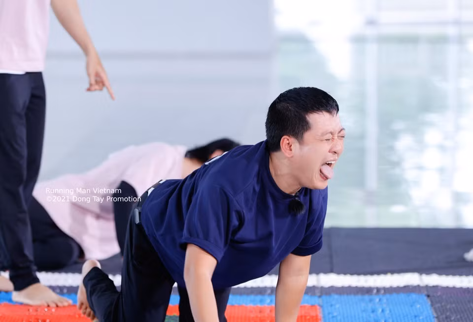 Trò chơi thảm mát-xa gây đau đớn đã trở lại với Running Man mùa 2. Đây được xem là trò chơi huyền thoại, cũng như gây ám ảnh cho dàn cast các phiên bản Hàn, Trung, cũng như Việt. Năm thành viên thuộc dàn cast cũ đã trải nghiệm trò chơi thảm mát-xa ở mùa 1, trong khi Trường Giang lộ vẻ mặt đau đớn vì lần đầu giẫm lên gai nhọn của thảm mát-xa.