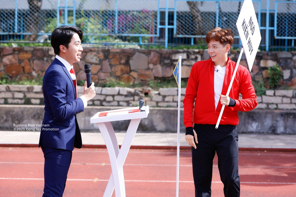 Khách mời tập 2 là streamer Cris Phan. Anh đóng vai MC đại hội thể thao Running Man.