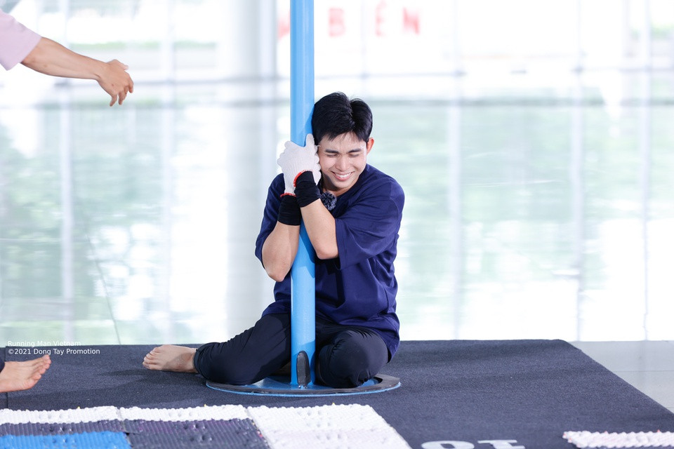 Ngay từ tập 1, bộ đôi thỏ Ngô Kiến Huy - Jun Phạm đã mang lại nhiều tiếng cười cho khán giả. Đôi bạn thân thường xuất hiện với hình tượng thể lực yếu đuối, liên tục có những hành động vụng về, hài hước.